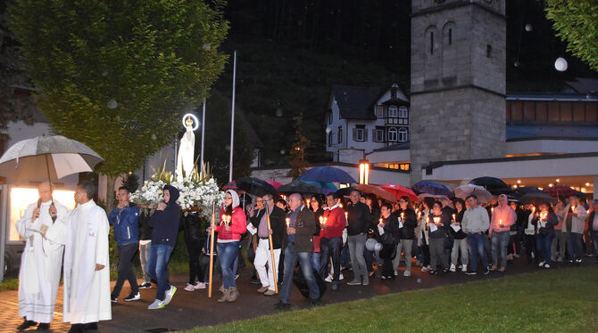 Trotz heftiger Regeschauer kamen etwa 300 Menschen, um an der Fatima-Prozession in Bad Urach teilzunehmen. FOTO: SANDER