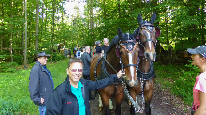 Mit gleich mehreren Planwagen ging es zum Waldumgang in den Pliezhäuser Forst. Dabei kümmerte sich Bürgermeister Christof Dold (