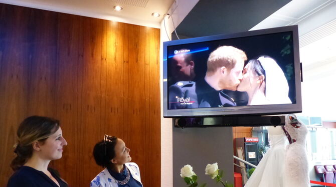 Prinz Harry heiratet: Ob im großen Kino-Saal oder im Foyer des Museum-Kinos: So wie für Lisa Sager und Saskia Lamm (von links) w