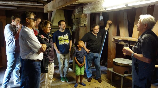 Mühlenbesitzer Peter Kaiser (rechts) erzählte bei seiner Führung vom damaligen Leben in dem heute jahrhundertealten Mühlen-Gebäu