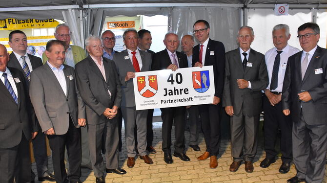 Amtierende und ehemalige Bürgermeister und Gemeinderäte posierten beim Festakt in Illmitz. Foto: Privat