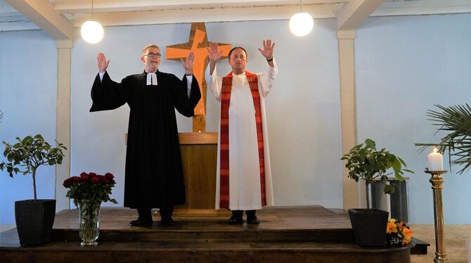 Münsingens Dekan Norbert Braun und sein katholischer Amtsbruder Hermann Friedl, rechts, haben die Kapelle im Alten Lager wieder