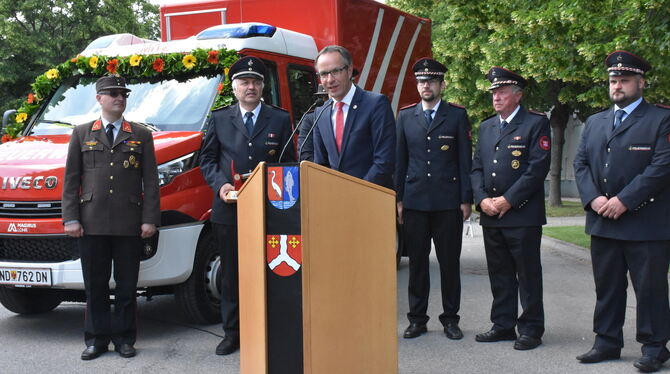 Bei der Segnung des Feuerwehrfahrzeugs waren auch Kollegen aus Kirchentellinsfurt dabei.