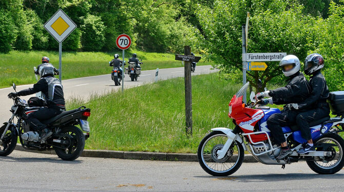 Motorradfahrer im Lautertal müssen deutliche Geschwindigkeitsbegrenzungen einhalten. FOTO: NIETHAMMER