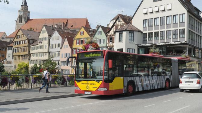 Ein Bus fährt über die Neckarbrücke in Tübingen.