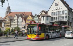 Ein Bus fährt über die Neckarbrücke in Tübingen. 