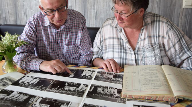 Manfred Mang und Sabine Gassler blättern in alten Fotobüchern. FOTO: STÖHR
