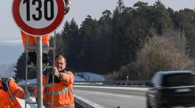 Ein Schild zur Geschwindigkeitsbegrenzung wird montiert