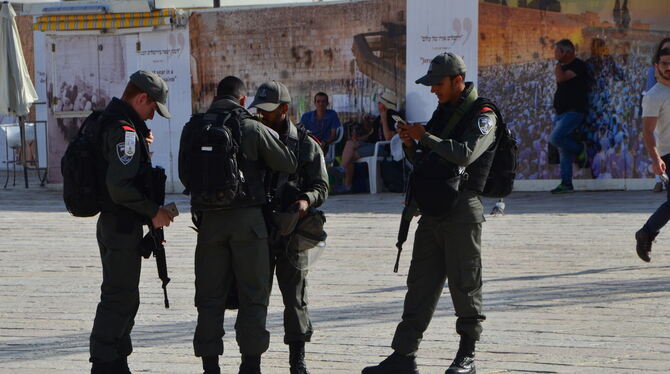 Sicherheitspersonal in Jerusalem. Wachpersonal und häufige Taschenkontrollen gehören in Israel zum Alltag. FOTOS: SCHÜRER