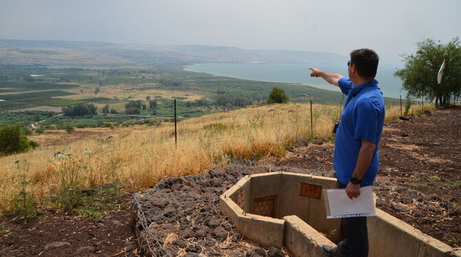 Blick von einem alten Schützengraben am Nordufer des Sees Genezareth Richtung Golanhöhen.