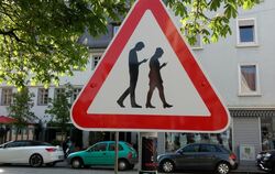 Das Smombie-Warnschild machte Reutlingen weltbekannt.  FOTO: RAISER