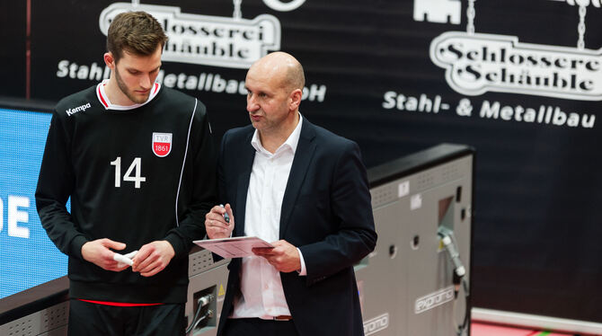 Johannes Schief (links) bekommt Anweisungen von TVR-Trainer Hans Peter Müller-Angstenberger. FOTO: RALPH KUNZE