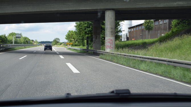 Autofahrer müssen schon ganz genau hinsehen, um die Blitzersäulen bei Walddorfhäslach zu erkennen (eingekreist). Zudem könnten s