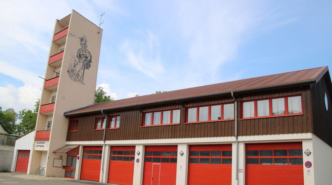 Das Dettinger Feuerwehrhaus entspricht längst nicht mehr den heutigen Normen. FOTO: OECHSNER