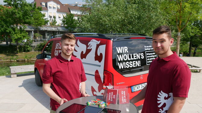Auch der Jugendgemeinderat machte Werbung für die Online-Befragung zur »Marke Reutlingen«. Im Bild Louis Röhm (links) und Vladim