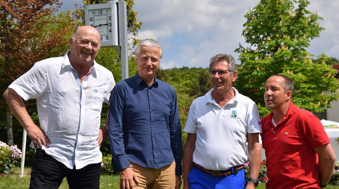 Golfclub-Vorstand (von links) Präsident Udo Rogotzki, Jürgen Schaal, Otto Leibfritz (Vizepräsident im Deutschen Golf-Verband) un