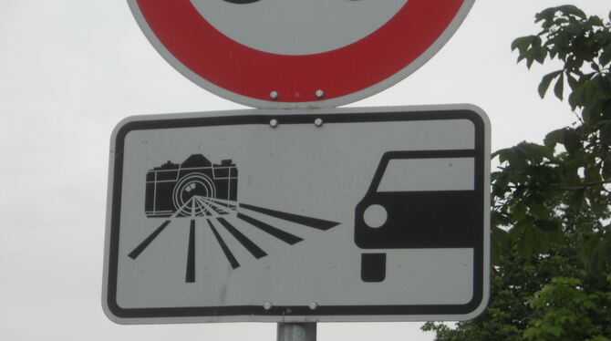 Wird es zunächst auf der B 27 bei Walddorfhäslach nicht geben: solche Hinweisschilder, die vor den neuen stationären Blitzersäul