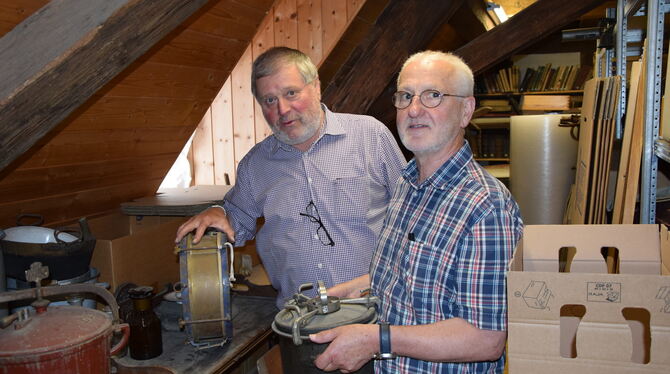 Vorbereitungen für den Umzug ins Lager in der neuapostolischen Kirche: Dieter Sommerey (links) und Hugo Sailer im Museum. FOTO: