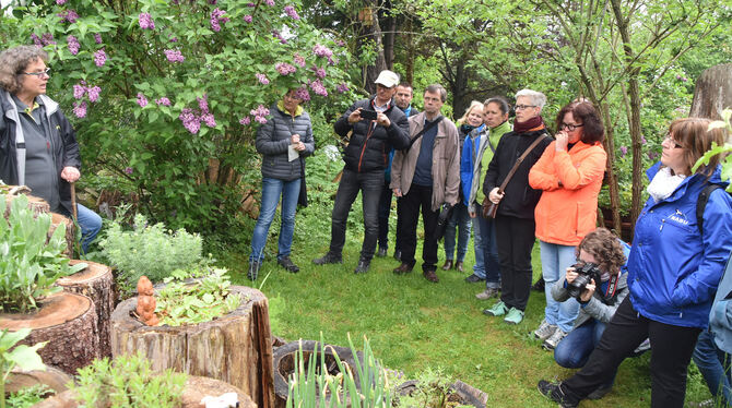 Lonie Geigle (links) erklärt ihr Gartenparadies, das sie für seine Bewohner wie das Biosphärengebiet in Kernzonen, Pflege- und E