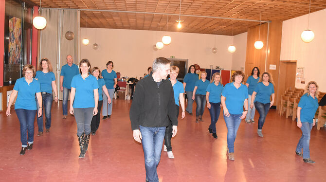 Tanzen in der Gruppe und ohne festen Partner: Hartwig Liess und seine Wannweiler Line-Dance-Gruppe.  FOTO: SANDER