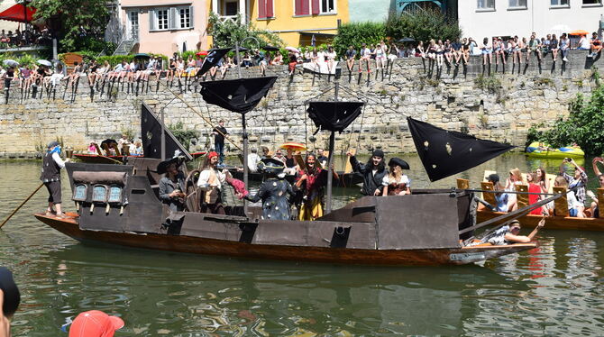 Ein imposant zum Piratenschiff aufgerüsteter Kahn (rechts) zieht beim Kostümwettbewerb des Stocherkahnrennens in Tübingen die Bl