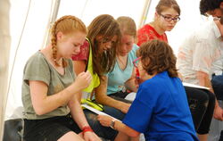 Bei der Katastrophenschutzübung in Pfrondorf wird als Szenario die Lage nach einem Erdbeben geprobt. Hier sehen sich Helfer die