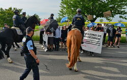 Knapp einhundert Demonstranten – darunter Vertreter von Rosa, Offenem Treffen Tübingen und GEW, hatten sich zur Anti-AfD-Kundgeb