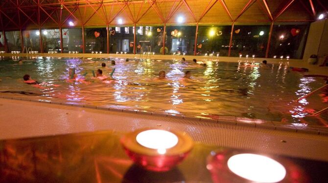 Mal richtig schön relaxen: Das Candlelight-Swimming im Metzinger Hallenbad vor acht Jahren kam gut an. GEA-Archivfoto