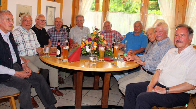 Immer wieder samstags: Seit 25 Jahren treffen sich die Männer zum Stammtisch in der Schlossschenke am Lichtenstein.  FOTO: OLE
