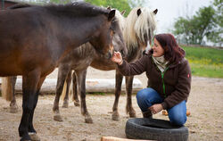 »Unser Ponyhof« hat Christine Hagemann ihr Tier-Idyll im Pfronstetter Ortsteil Aichstetten genannt. FOTO: LEUSCHKE