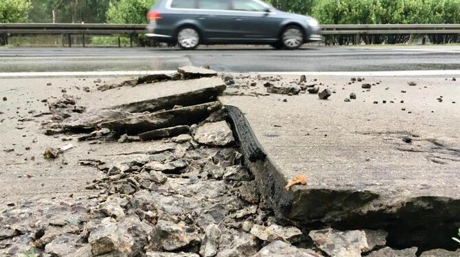 Hitze beschädigt Betonplatten auf der Autobahn A10