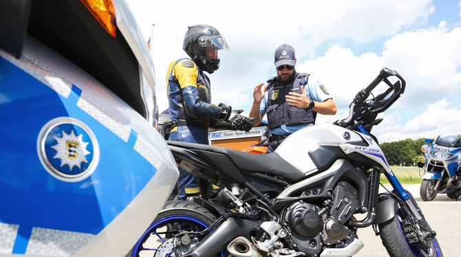 Die Polizei kontrollierte an der Zwiefalter Steige schwerpunktmäßig Motorradfahrer. Foto: Warnack