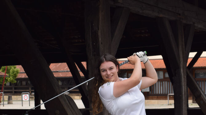 Die 17-jährige  Alina-Sophie Koch versucht sich für das Foto mal abseits des Golfplatzes. Ein solcher Abschlag gelingt auch auf