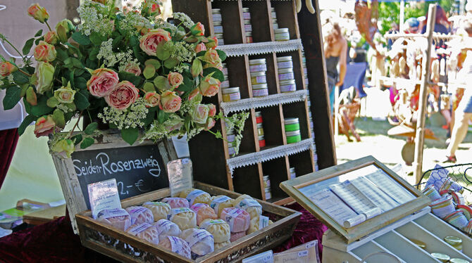 Weit mehr als nur Pflanzen: Auf dem Mössinger Rosenmarkt gibt es auch allerlei Produkte, die auf Basis der »Königin der Blumen«