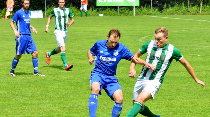 Daniel Saur (links) vom TSV Genkingen im Zweikampf mit Daniel Grauer, der den 3:0-Endstand für den TSV Sickenhausen erzielte.
