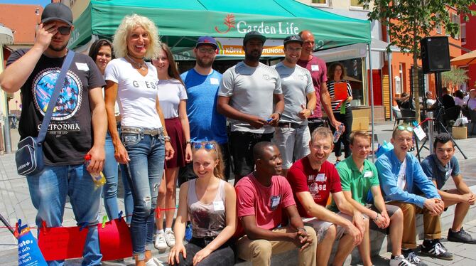 Karin Villforth (Dritte von links) vom Verein »Köpfe für Reutlingen« mit Jugendlichen auf dem Weibermarkt.  FOTOS: SPIESS