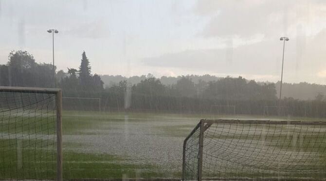 Kurz aber heftig und sehr lokal begrenzt war das Unwetter, dass sich am Freitagabend über Metzingen austobte. Im Otto-Dipper-Sta