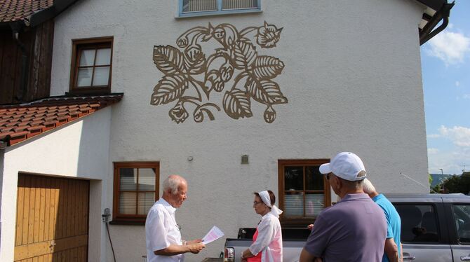 Hermann Walz (links) vor einer der in Sgraffito-Technik angefertigten Wandbilder von HAP Grieshaber. Nur drei der insgesamt fünf