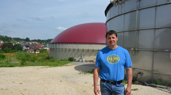 Manfred Kloker sorgt mit Biogas für warme Stuben in Ehestetten.  FOTO: OELKUCH