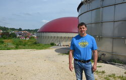 Manfred Kloker sorgt mit Biogas für warme Stuben in Ehestetten.  FOTO: OELKUCH
