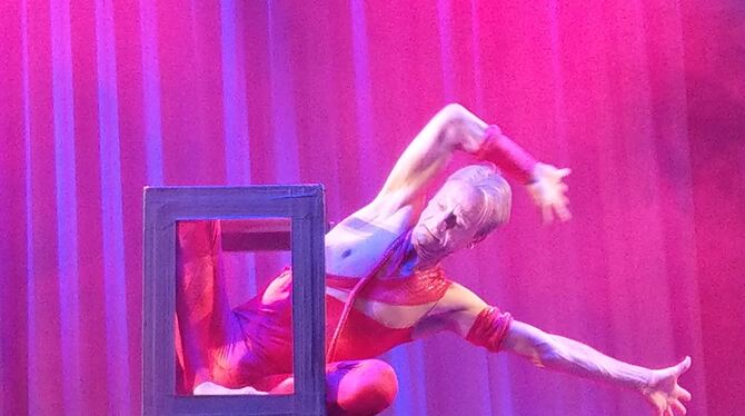 Akrobat Santos trat in Metzingen als  Limbo-Tänzer auf und erwies sich als bewundernswert gelenkig, als er in einen winzigen Gla