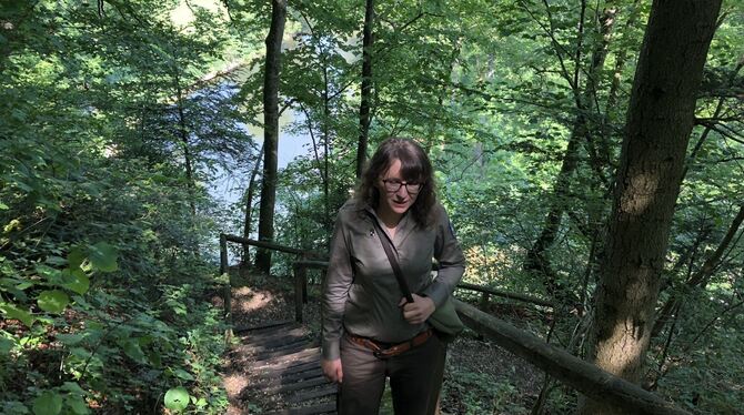 Janina Benz, die Leiterin des StammBaum-Projekts im Wald der Fürstlichen Anlagen Inzigkofen. Unten fließt friedlich die Donau vo