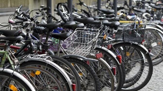 Fahrräder sind an einem Fahrrad-Stellplatz abgestellt