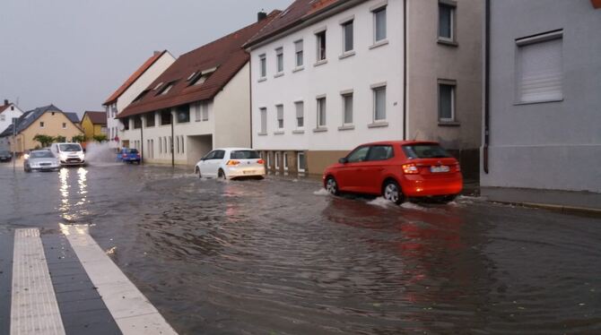 Starkregen sorgt am Donnerstagabend für Überschwemmungen in der Albstraße.