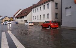 Starkregen sorgt am Donnerstagabend für Überschwemmungen in der Albstraße.