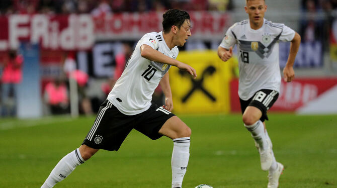 Rückenprobleme und Knieprellung: Mesut Özil (vorn) muss im letzten WM-Test passen. FOTO: DPA