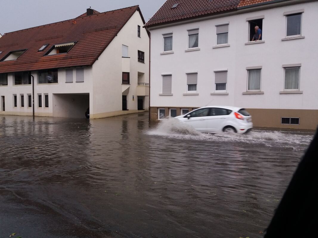 Die überschwemmte Albstraße in Reutlingen.