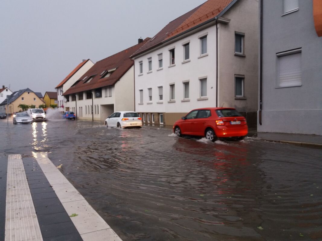 Die überschwemmte Albstraße in Reutlingen.