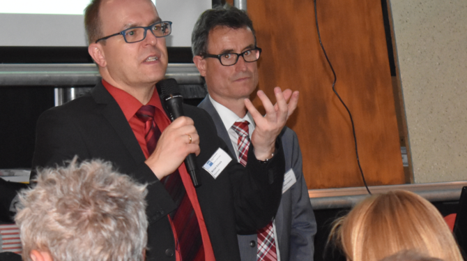 Bürgermeister Michael Schrenk und Stefan Engelhard von der IHK Reutlingen stellen sich kritischen Fragen der Pfullinger Unterneh