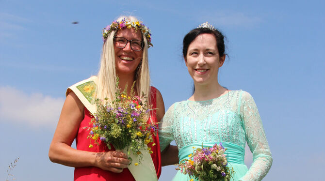 Sandra Wild aus Gönningen (links) ist die neue Blumenwiesenkönigin, hier mit ihrer Vorgängerin Désirée Neff. FOTO: DEWALD